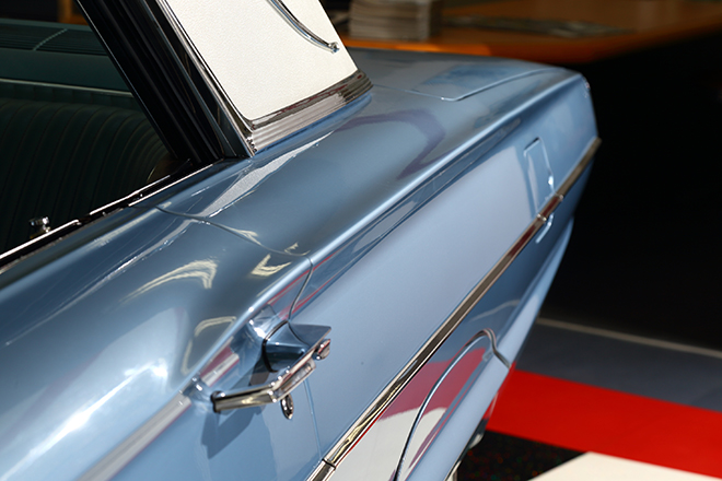 1964y フォードサンダーバードのスクエアなボディ一