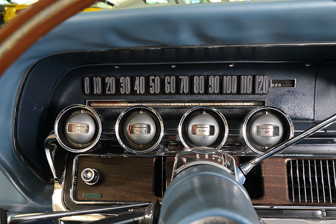 1964y フォードサンダーバードのレトロな計器類