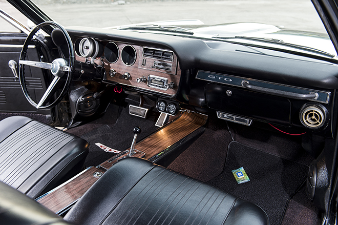 1967年型ポンティアックGTO　ウォールナット調の装飾板インテリア