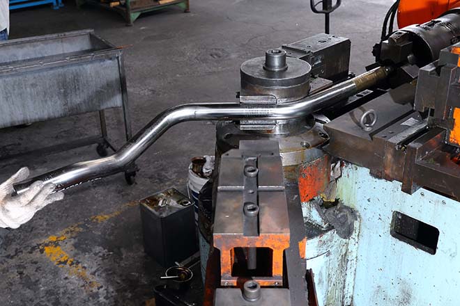 旋盤や 150 トンのプレス機、ベンダー、溶接機、研磨機などといった機器を駆使し、材料の切り出しから加工