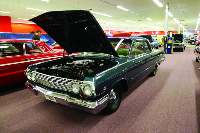 1963y CHEVROLET BISCAYNE L80　質素な外観の2ドアセダン