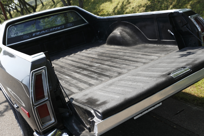 FORD RANCHERO　テールゲートを倒せば、ソファーベッドも積み込めるほどの積載能力
