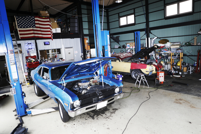 1970y Chevrolet Novaをメンテナンスしている様子