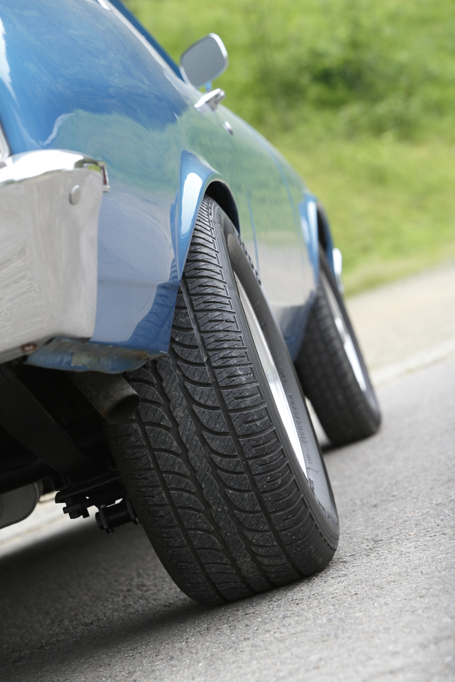 ノバのタイヤはフロントに165／80R15、 リアに275／60R15という、 ちょっとアンバランスなサイズを装着