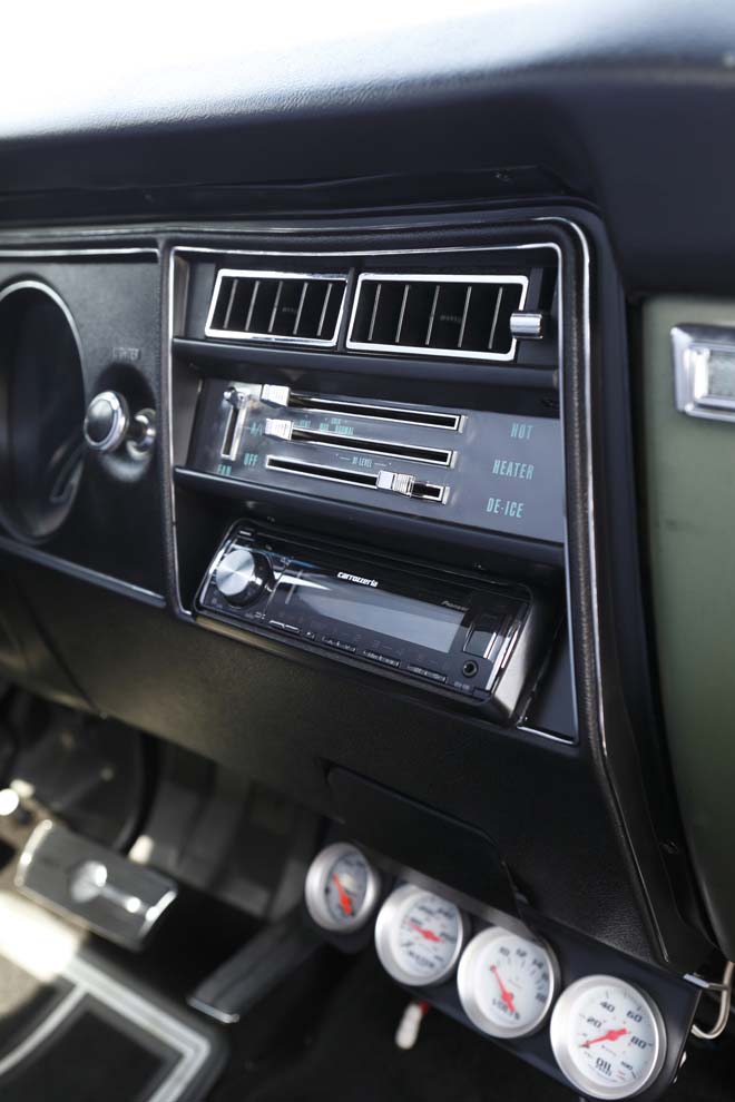 1969y Chevrolet CHEVELLE　オーディオ計器類