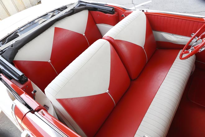 1956y CHEVY BELAIR CONV　シートはホワイト×レッドの２トーン