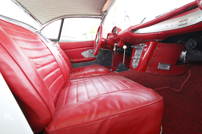 1961y Chevrolet CORVETTE C1　２シーター、 シートはセパレート式のふかふかシート