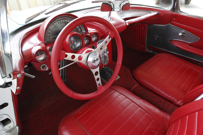 1961y Chevrolet CORVETTE C1　赤で統一されたムーディーなインテリア