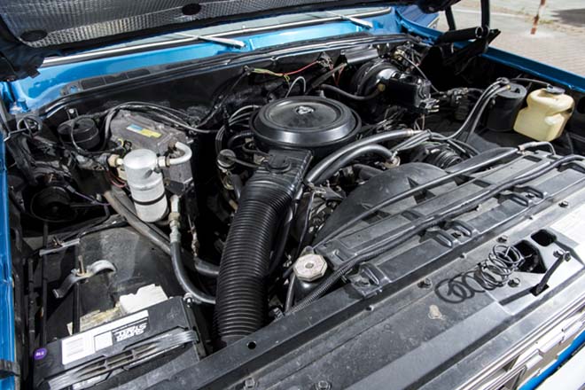 1979y Chevrolet C10 Silverado　エンジンルーム