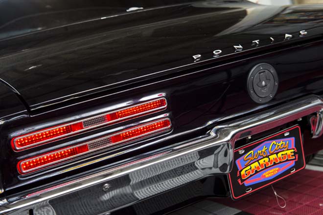 1967y Pontiac FIREBIRD　テールレンズは純正のデザインのままLED化された社外品をセット