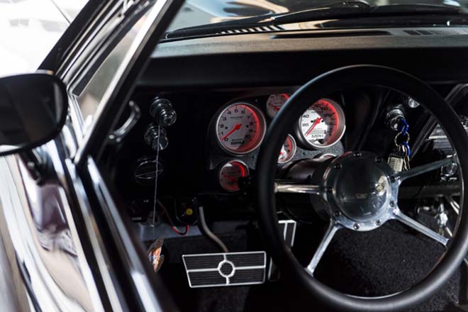 1967y Pontiac FIREBIRD　ステアリングはホイールに合わせてバドニック社のビレット製
