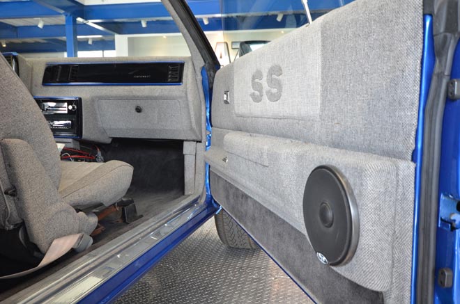 1987y CHEVROLET MONTECARLO　レザーを採用せずツィードに拘ったインテリア