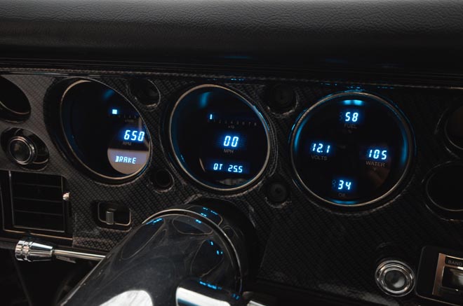 1970y CHEVROLET CHEVELLE　レトロな中にどことなくハイテクなイメージが融合するデジタルのメーター計