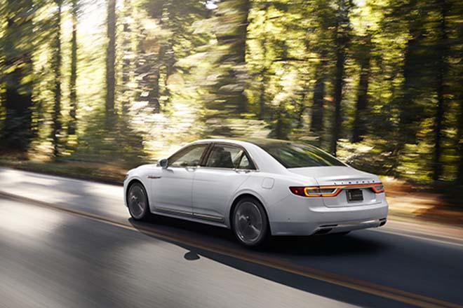 2017 Lincoln Continental　バックスタイル