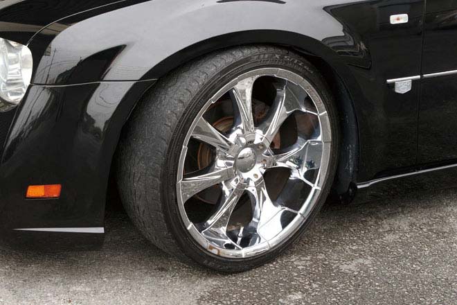 クライスラー300C　ストラクチャーのSA50　タイヤはファルケン・ZIEX ST/Z04（265/35R22）