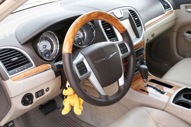 CHRYSLER 300C CUSTOMIZE　インテリアはウッドパネル