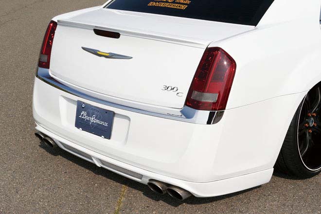 CHRYSLER 300C CUSTOMIZE　エンブレムをイエローに変化