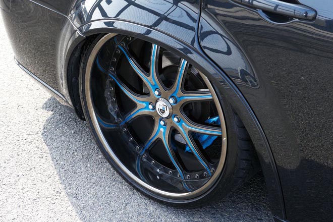 CHRYSLER 300C CUSTOMIZE　キャンディブルー、ブラッククロームで塗り分けたアシャンティの22インチホイール