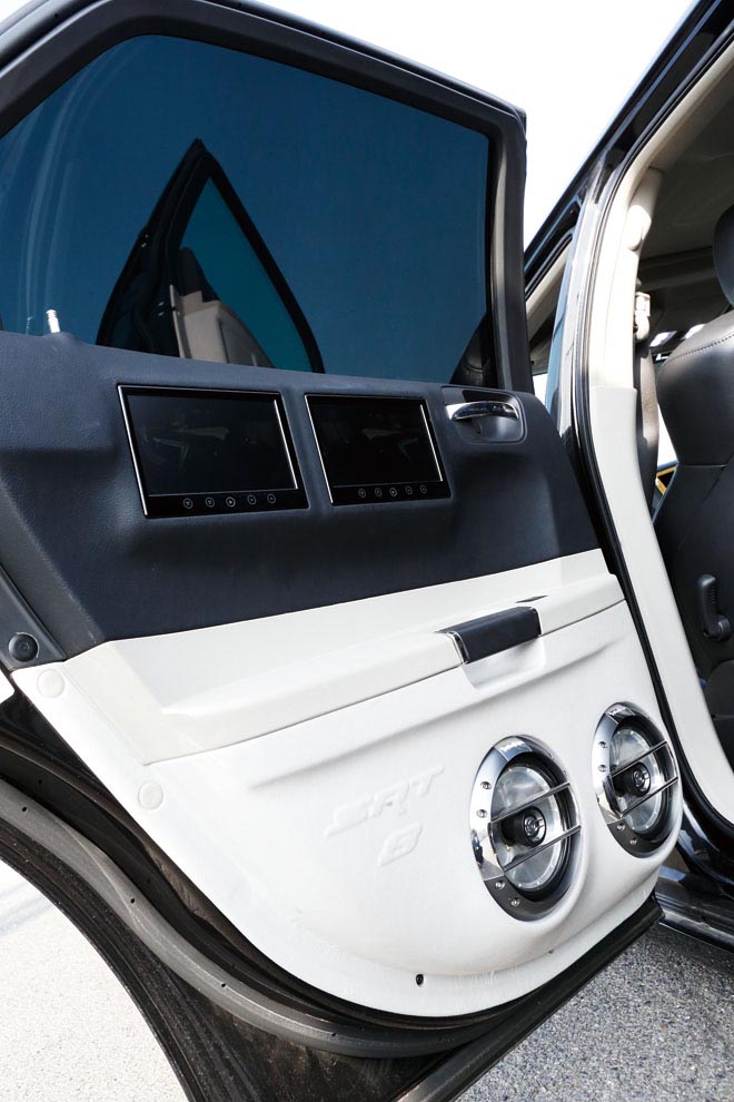 CHRYSLER 300C CUSTOMIZE　ヘッドレスト、バイザー、ドアにモニターを埋め込み