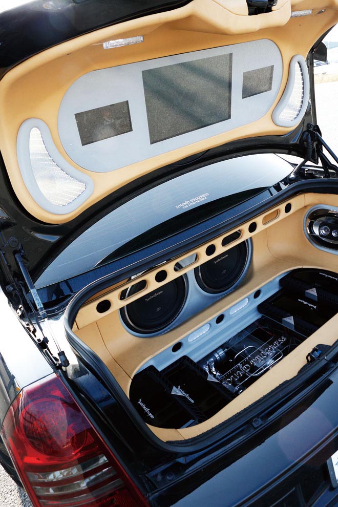 CHRYSLER 300C CUSTOMIZE　トランクのオーディオディスプレイ