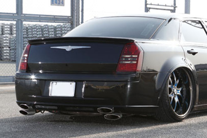 CHRYSLER 300C CUSTOMIZE　縦２連の4本出しマフラー