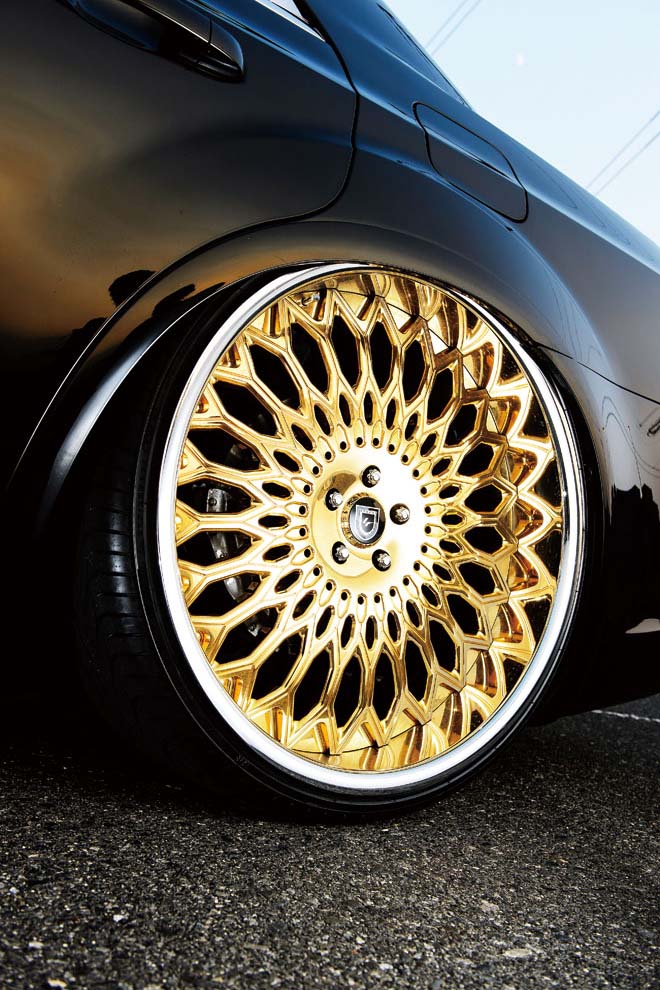 CHRYSLER 300C CUSTOMIZE　世界初のリアル・ゴールドホイール