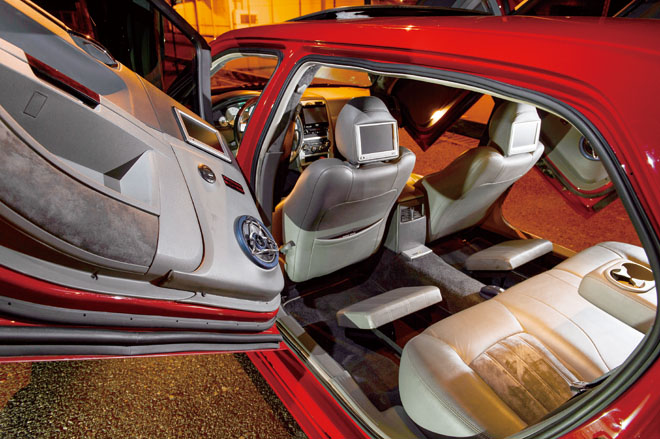 CHRYSLER 300C CUSTOMIZE　オットマンが装着されて、かなり開放的な空間