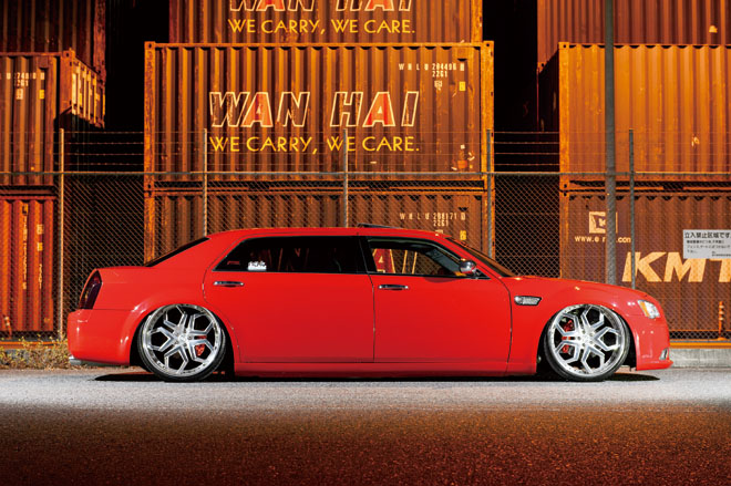CHRYSLER 300C CUSTOMIZE　ボディはポルシェGTのレッドでオールペン