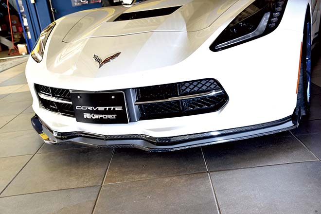 C7コルベットがベースRKスポーツのボディキット フロントスポイラーはリップタイプ