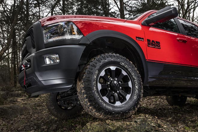 2017 RAM POWER WAGON タイヤの前後に電動デフロックが標準装備
