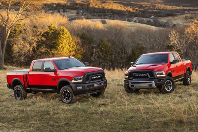 2017 RAM POWER WAGON　左がパワーワゴンで右は1500レベル