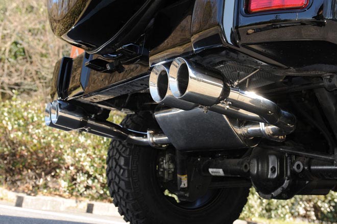 JEEP JKラングラー AX オリジナルの 4 本出しマフラー