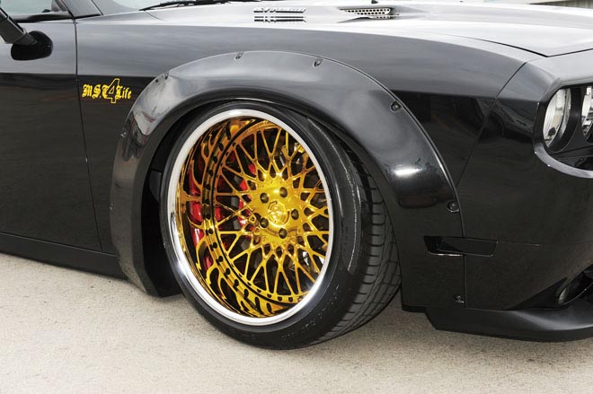 2010y Dodge Challenger SRT8　サイズはフロントが「20×11J」、リア「20×12J」