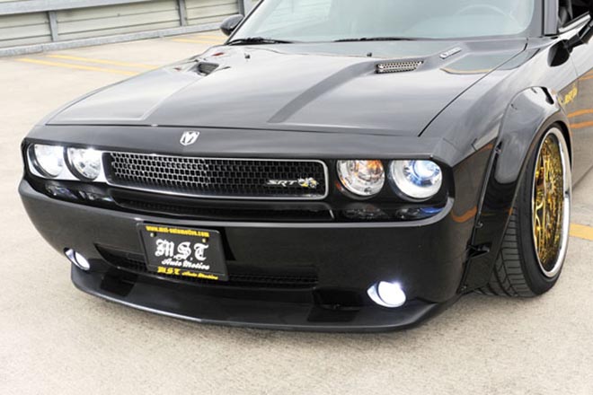 2010y Dodge Challenger SRT8　フェンダーとタイヤハウスの重なり具合も絶妙で、妖艶なルックス