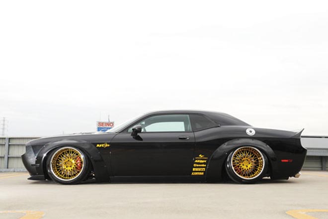 2010y Dodge Challenger SRT8　深リム幅が特徴のレクザーニ・フォージドホイールをチョイス
