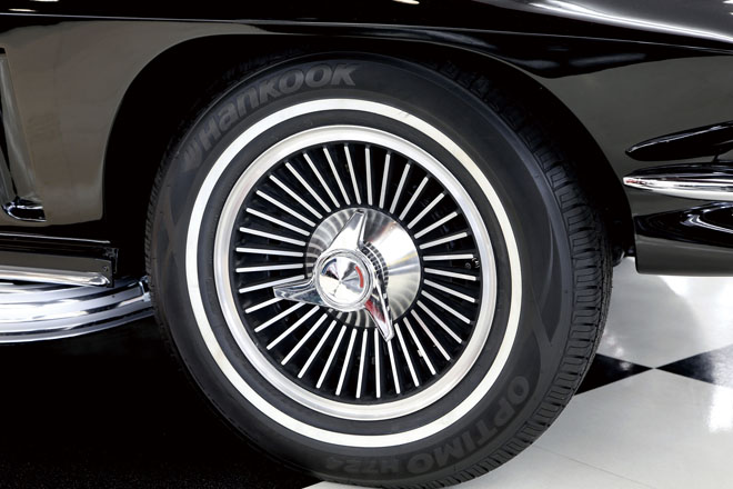 1965y CHEVROLET CORVETTE　ノックオフスタイルのホイールは純正オプションのアルミ製