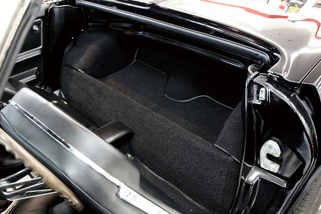 1965y CHEVROLET CORVETTE　トランクがない設計ながら、シート後のラゲッジスペースは十分