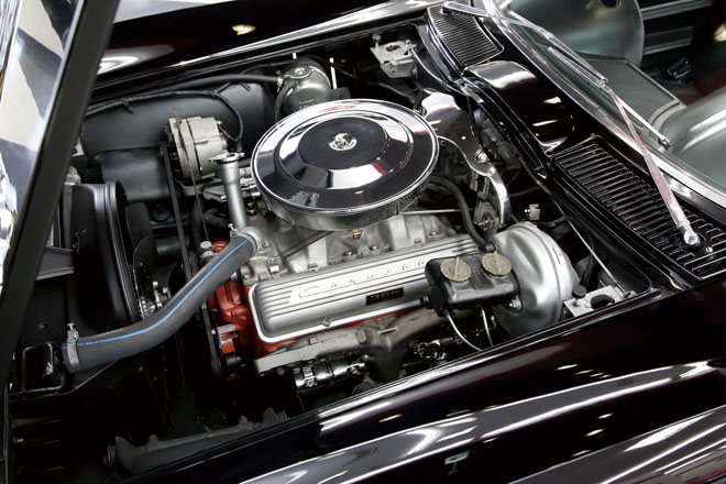 1965y CHEVROLET CORVETTE　65年型の327ciエンジン