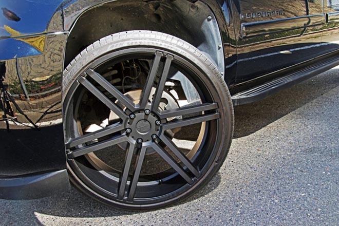 2007y CHEVROLET SUBURBAN　ホイールにはジオバンナの姉妹ブランドであるジェネリーの26インチ