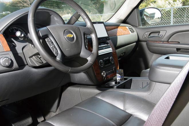 2007y CHEVROLET SUBURBAN　インテリアはHDDナビがインストール