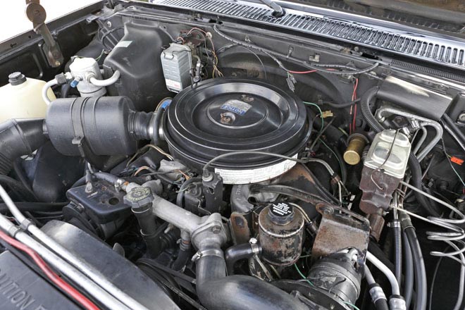 1985年型シボレーC10シルバラード　エンジンルーム