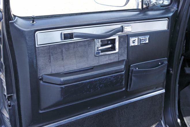 1985年型シボレーC10シルバラード ドアトリムはプラスチック素材とクロス素材