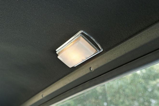 1985年型シボレーC10シルバラード シンプルなルームランプ