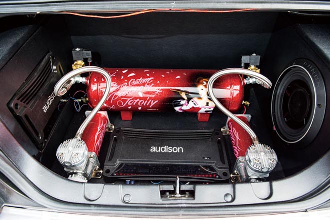フォードマスタングGT500E　トランク内にはカスタムペイントされたエアサスタンクとコンプレッサ
