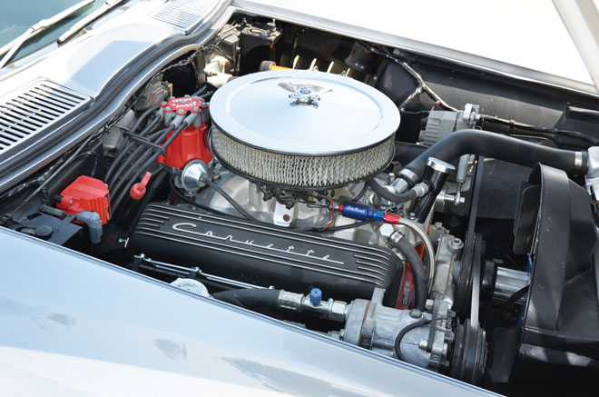 1967y CHEVROLET CORVETTE　エンジンルーム