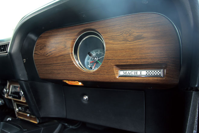 1969y FORD MUSTANG MACH Ⅰ　ウッド調の化粧パネルとの相性のいいウッドステアリング