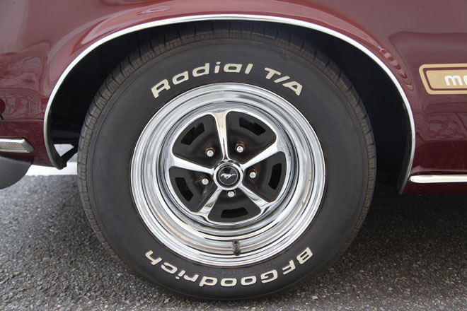 1969y FORD MUSTANG MACH Ⅰ　ホイールは純正では14インチだったマグナムのアップデート版にあたる15インチタイプを装着