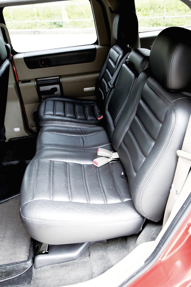 2003 HUMMER H2　後部座席