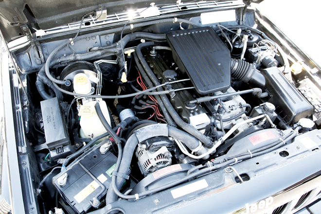 1998 Jeep CHEROKEE　エンジンルーム