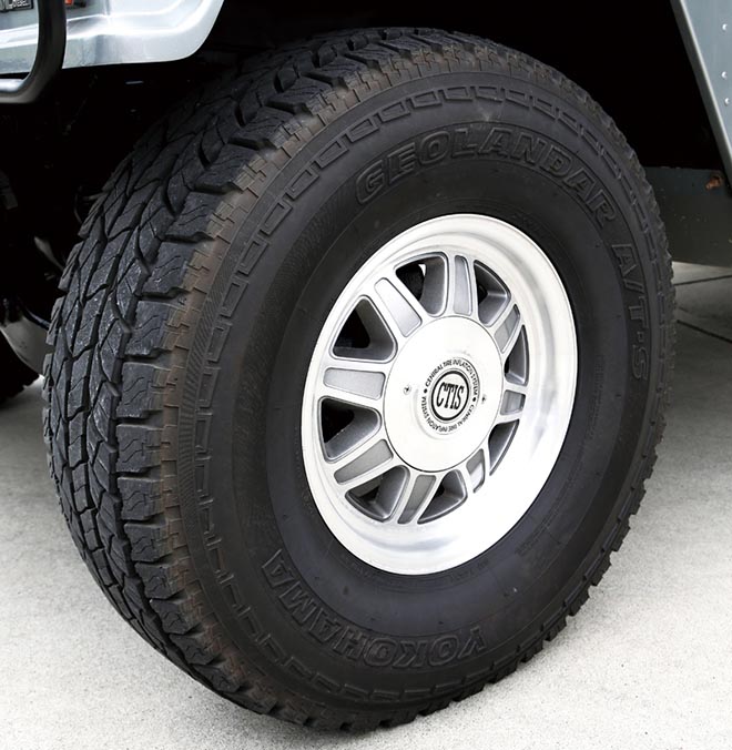 タイヤサイズは37×12.50R17、アフター（ジオランダー）のATタイヤが装着